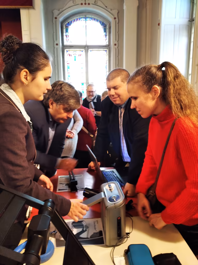 A ClearReader+ felolvasókészülékkel ismerkedik dr. Velegi Dorottya, a szövetség szakmai vezetője az Infoalap munkatársai körében