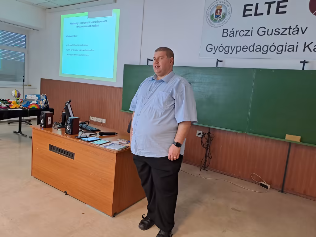 Herczeg Lajos előadást tart a konferencián