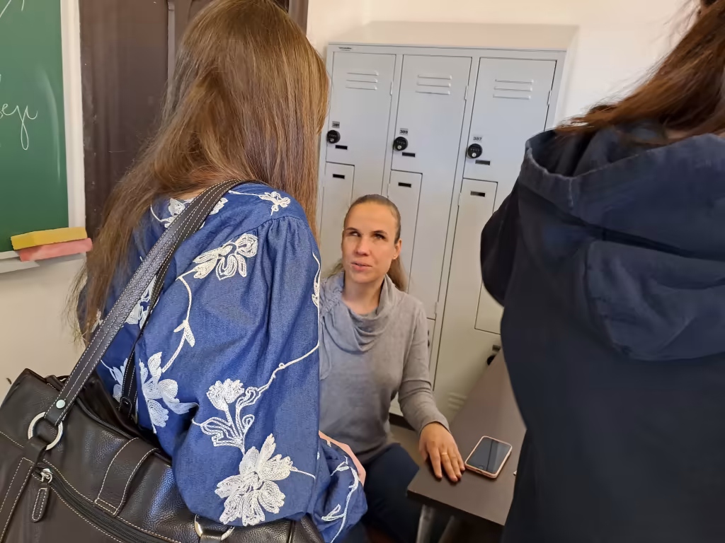 Geszti Eszter érdeklődő diákok között