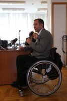Szekeres Pál kerekesszékben az EMI fogyatékos emberek társadalmi integrációs feladatokról mond beszédet.
